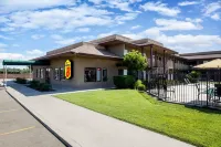 Super 8 by Wyndham Quesnel BC Hotels in Quesnel
