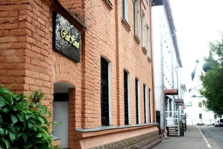 Гостиница Red-House Отели рядом с достопримечательностью «Музыка и время»