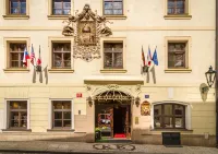 The King Charles Hotels near Sousoší Tychona Brahe a Johanna Keplera