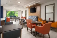 Holiday Inn Express & Suites NEWPORT SOUTH by IHG - Breakfast