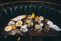 Graduate by Hilton Evanston - breakfast