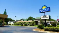 Days Inn & Suites by Wyndham Savannah Midtown - Motels