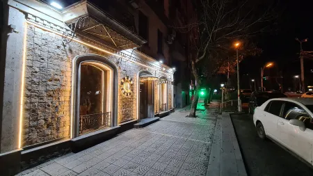 Mini-Otel Hotel V Samom Tsentre Отели рядом с достопримечательностью «Дом-музей Арама Хачатуряна»