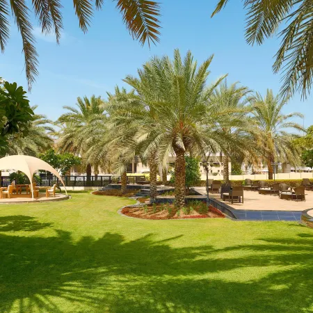 Sheraton Oman Hotel Отели рядом с достопримечательностью «Qantab Beach»