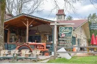 Downtown by Chattahoochee River, sit on front porch as horse and buggy stroll by Chattahoochee Ruby Mines附近的飯店