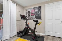 Luxurious home with golf course view, deck, grill, Peloton! King size bed. - Fitnessstudio