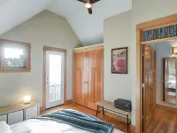 Inviting Designer Cottage - balcony