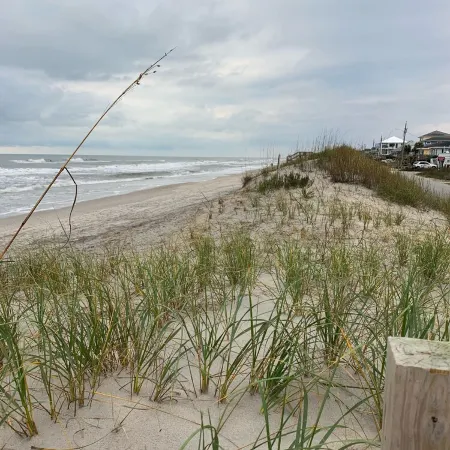 Newly Renovated Beach Bungalow - 3 minute walk to the beach!