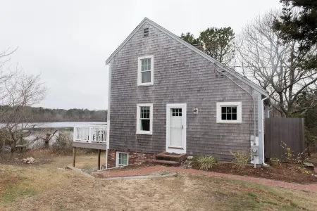 Family Friendly Home on Cobbs Pond and 100 yards from Cape Cod Bay in Brewster!