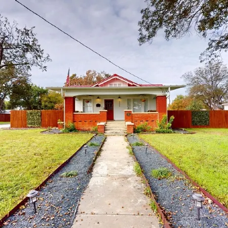 Historical Bungalo in downtown Schertz in between San Antonio & New Braunfels.