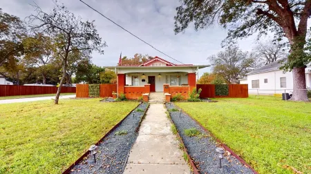 Historical Bungalo in downtown Schertz in between San Antonio & New Braunfels. Отели в г. Шерц