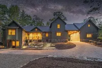Private Falls-Hiking-View-King beds-Sauna-Pub-Chefs Kitchen-In Town & Private! - Homestays