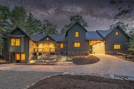 Private Falls-Hiking-View-King beds-Sauna-Pub-Chefs Kitchen-In Town & Private!