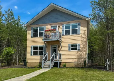 The Edelweiss-NEW! Arcade Room, Hot Tub, Firepit, 5 minutes to town!