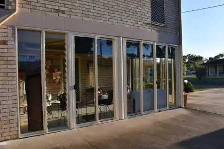 Ocean View Ground floor Apartment across from pristine beach Отели в г. Чилдерс