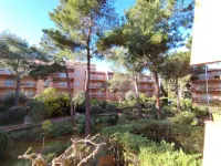 Air-Conditioned Apartment 3 Minutes' Walk from the Beach and Shops