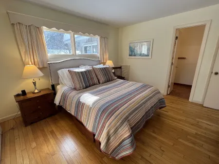 Bayou Chalet – Your Perfect Getaway Near Sugarbush Resort Отели рядом с достопримечательностью «Шугарбуш Резорт»