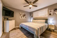 Modern Bliss 0.8 miles to beach/ monthly discount Digital nomad friendly