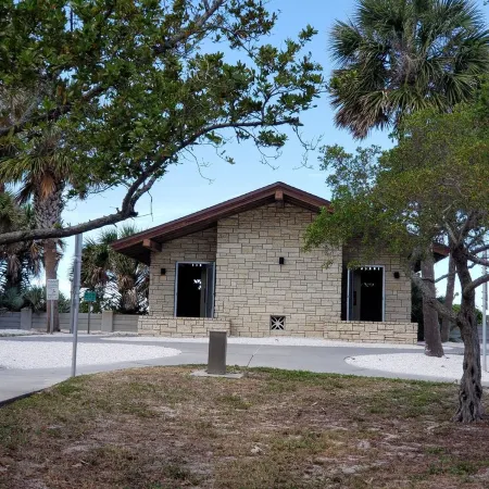 Cozy Canal Cottage waterfront, nature experience. 15 minutes to the beaches.