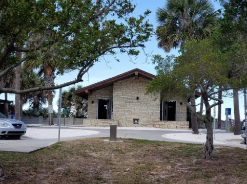 Cozy Canal Cottage waterfront, nature experience. 15 minutes to the beaches.