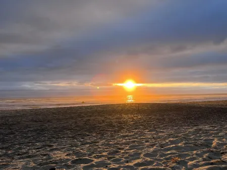 New! Cutest Cottage on the Oregon Coast + Hot Tub + Steps to the Beach! Отели в г. Нескауин