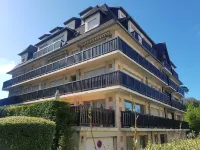 2-room luxury apartment with terrace near beach and town center