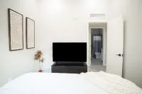 Modern Central Gem near UofA, UMC, TMC, downtown: 2 King Beds & Chef's Kitchen