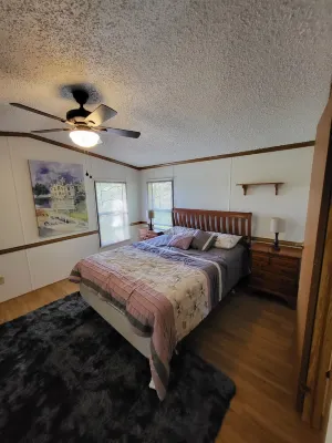 Peaceful home on little Round lake near EAA, Iola car show & the Packer Stadium.