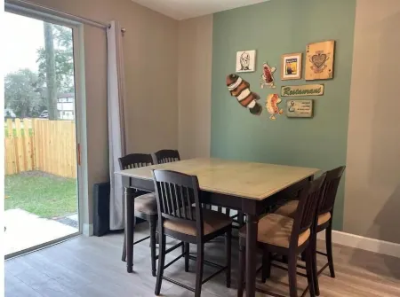 The Billiard: super fun home close to downtown with fully-fenced yard