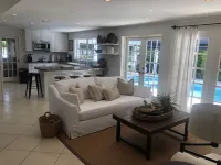 Island Paradise! Beautiful Elegant Tropical Home with Private Heated Pool! 키비스케인 호텔