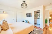 Modern LUX 4 bdrm - Near Mall, Boeing, Paine Field & Eateries!