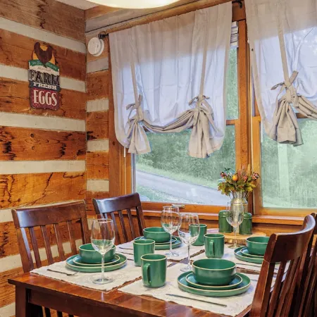 Whiskey Run Cabin: Hot Tub, Spectacular Mountain Views, Private, Easy Access
