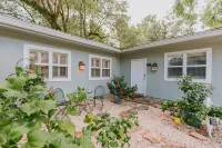 The Queen Suite - perfect Ocean Springs location only 1 block to Front Beach!