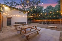 Stylish Home Hot Tub & Game Room near AT&T, Globe Life, UTA