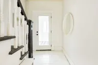 Victorian Charm meets Modern Luxury: Combined Houses with 6 Bedrooms, Sleeps 11 Hotels in Lexington