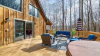 Cardinals on the Creek Cabin-Hot Tub, Pet-Friendly, Backyard Creek!