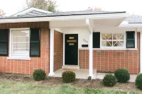 "The Berry" Mid-Century Modern Stay w/ 3BR - UK Hotels near Hopemont