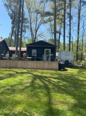 Small cabin right on the lake !