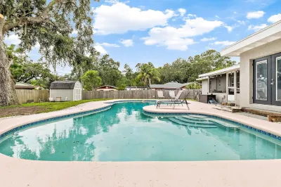 Beachy getaway in lovely Lakeland, Fl! Hotels near Lakeland Linder International Airport