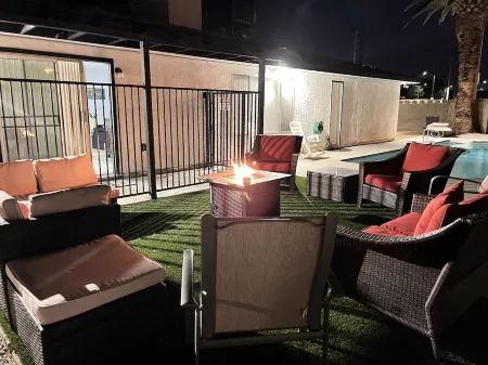 HEATED Pool, Spacious home 7 MIN to airport* Отели рядом с достопримечательностью «Парк Кларк Уэтлендс»