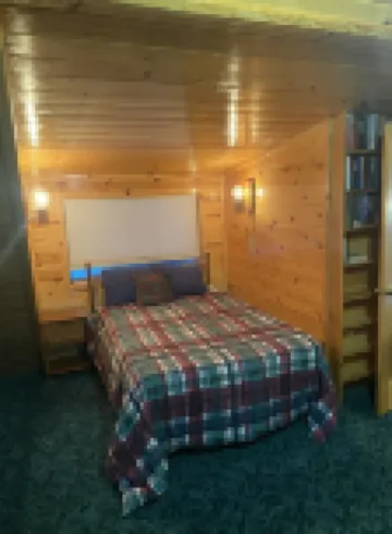 Kenai riverfront log cabin, perfect for fishing, close to town Hotels in Sterling
