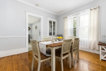 Classic Boutique Farmhouse - Walk to Town - Historic Charm Отели в г. Довер