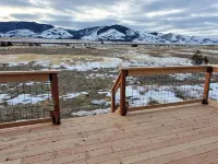 Classy 3-Bedroom Fishing Cottage with amazing lake and mountain views