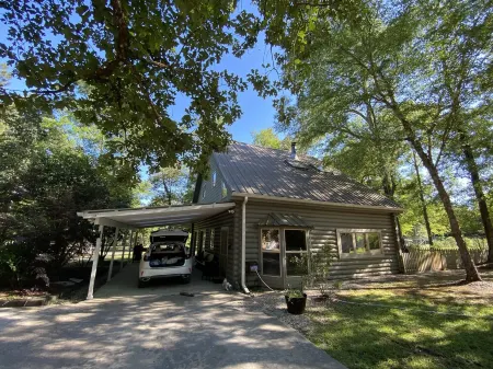 Secluded 3-bedroom Cabin on Farm Отели в г. Сейнт Таммани Пэриш