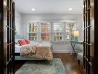 Near hospitals, colleges, event centers! New king bed, love pets & free parking!