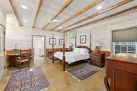 Rustic Luxury Near Charlottesville/Montpelier/Wineries /A Historic Cabin Retreat