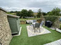 Luxury cottage, 15 minutes to beach, stunning garden views, two min walk to town - Wi-Fi
