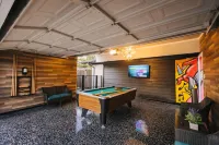 Sleeps 20 w Heated Pool & Billiards by Dal Airport - สระว่ายน้ำส่วนตัว
