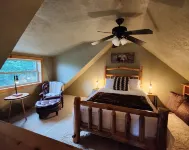 Cozy Cedar Lodge surrounded by Ozark National Forest with great views!