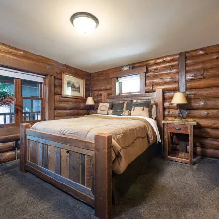 SPECIAL RATES Pet Friendly Log Cabin, Sleeps 8, Hot Tub, Fishing & Skiing Galore
